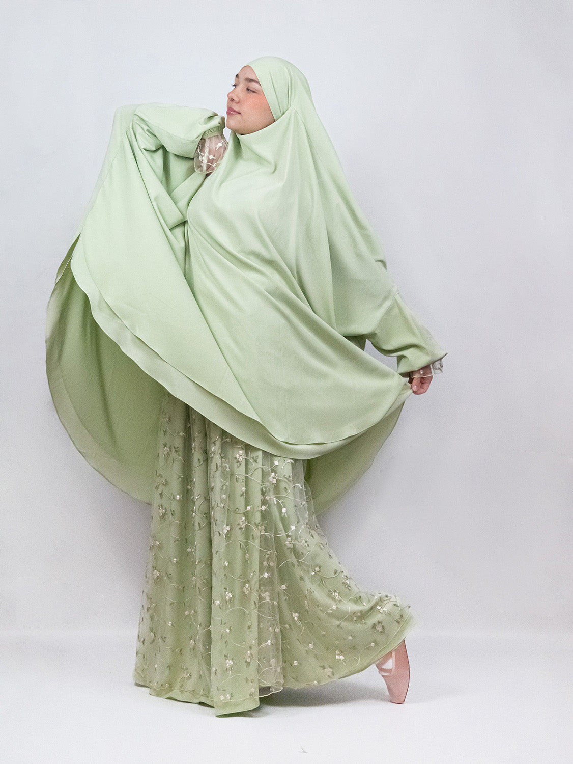 Empress Chiffon and Tulle Jilbab, Romance Novel
