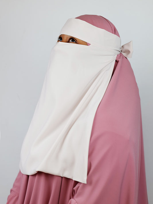 Crown Chiffon Niqab, Promenade