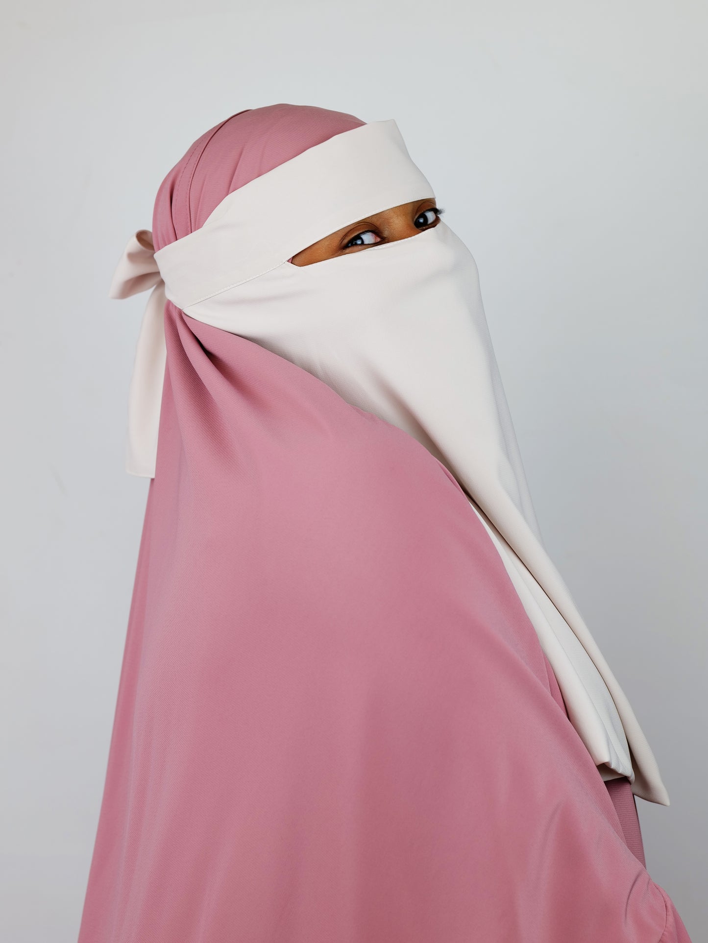 Crown Chiffon Niqab, Promenade